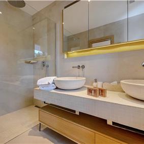 4 Bedroom Villa with Pool, Sumartin, sleeps 8